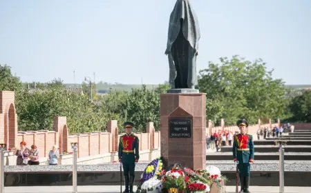 В аду теней расстрельных ям…