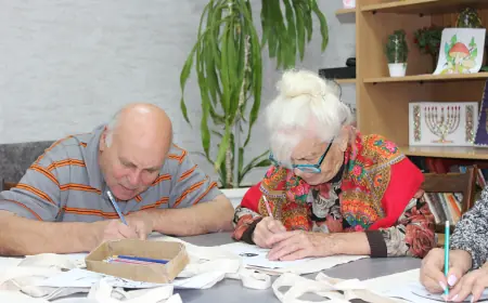 Волонтёры провели творческий мастер-класс по росписи шоперов