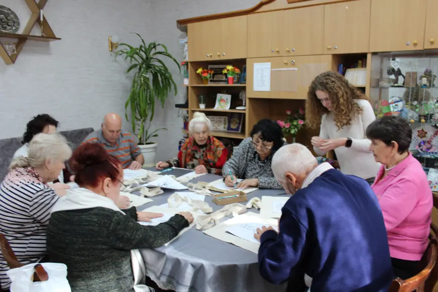 Волонтёры провели творческий мастер-класс по росписи шоперов