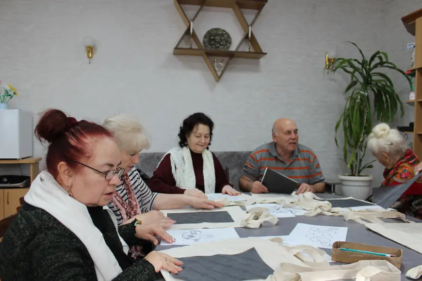 Волонтёры провели творческий мастер-класс по росписи шоперов