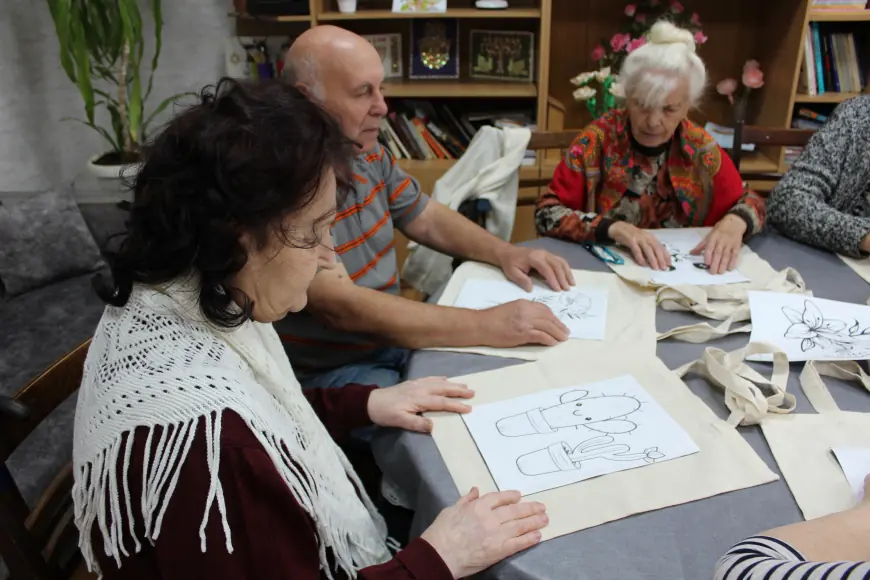 Волонтёры провели творческий мастер-класс по росписи шоперов