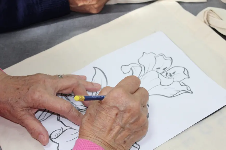 Волонтёры провели творческий мастер-класс по росписи шоперов