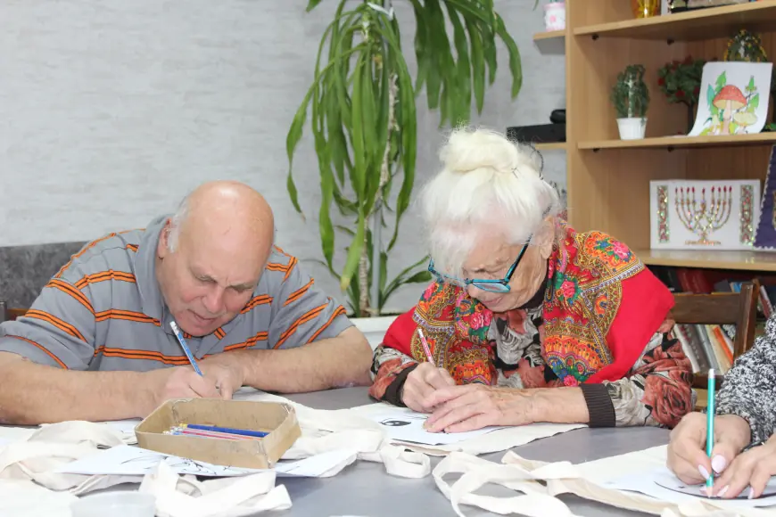 Волонтёры провели творческий мастер-класс по росписи шоперов