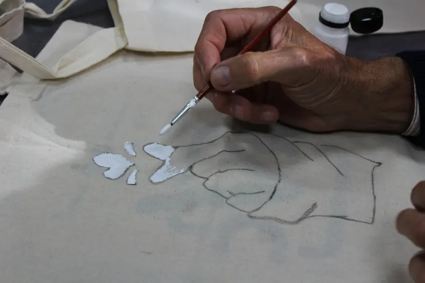 Волонтёры провели творческий мастер-класс по росписи шоперов