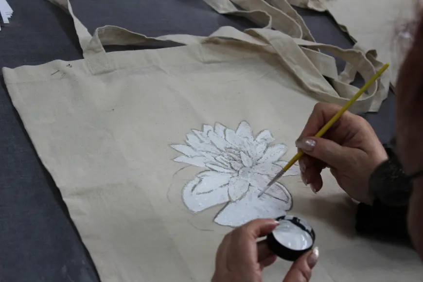 Волонтёры провели творческий мастер-класс по росписи шоперов