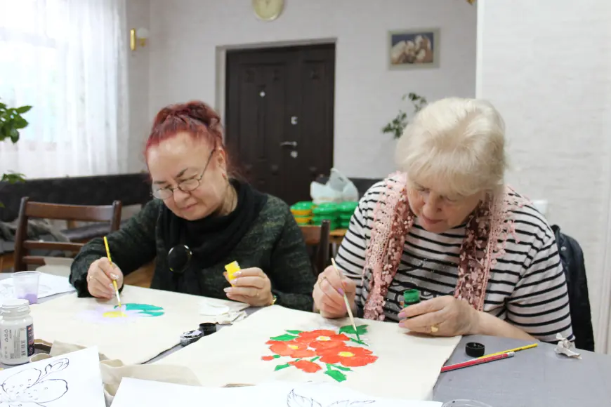 Волонтёры провели творческий мастер-класс по росписи шоперов