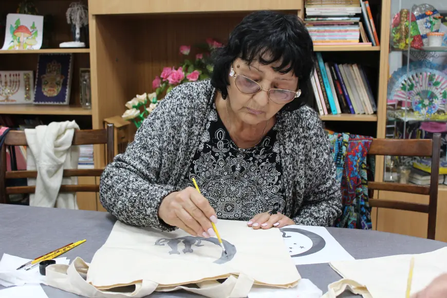 Волонтёры провели творческий мастер-класс по росписи шоперов