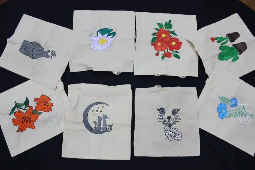 Волонтёры провели творческий мастер-класс по росписи шоперов