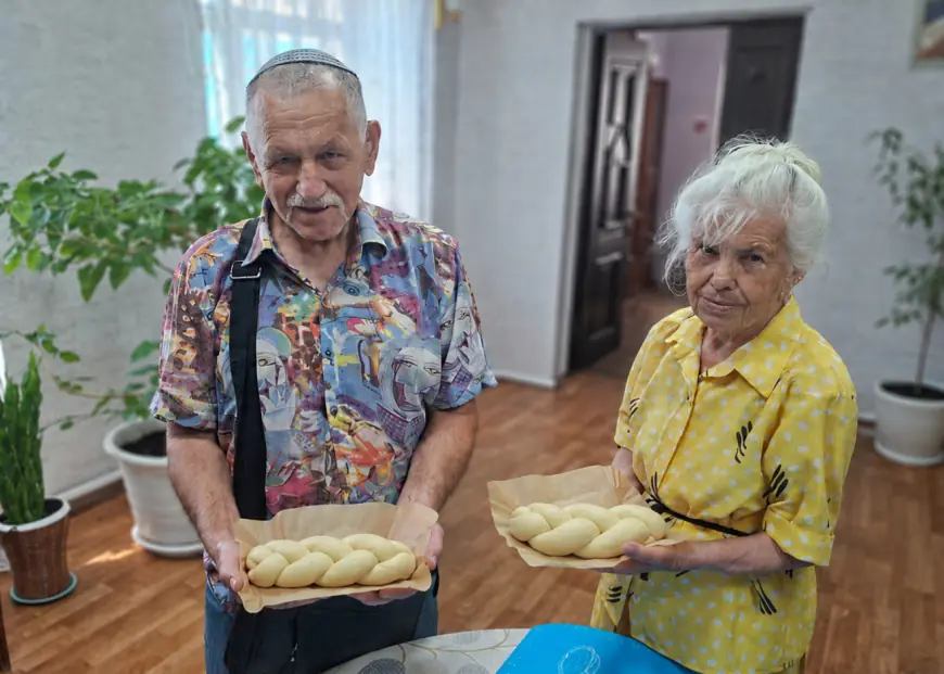 Шаббат начинается с тепла: подготовка к Шаббату, выпечка хал и радость общения в большой дружной семье.