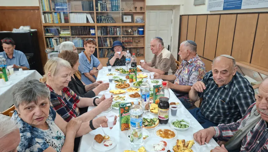 Шаббат начинается с тепла: подготовка к Шаббату, выпечка хал и радость общения в большой дружной семье.