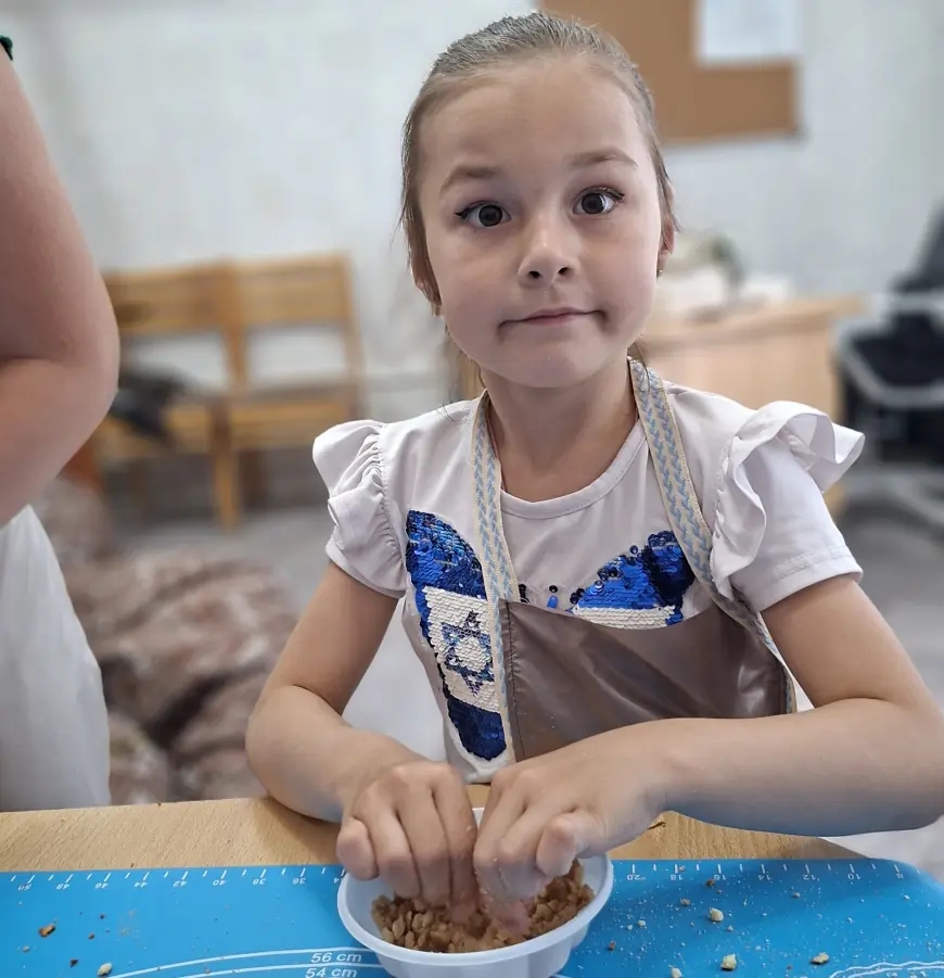 Сладкие моменты дружбы: кулинарный мастер-класс и вечер кино от AJT Tikva для AJT Junior